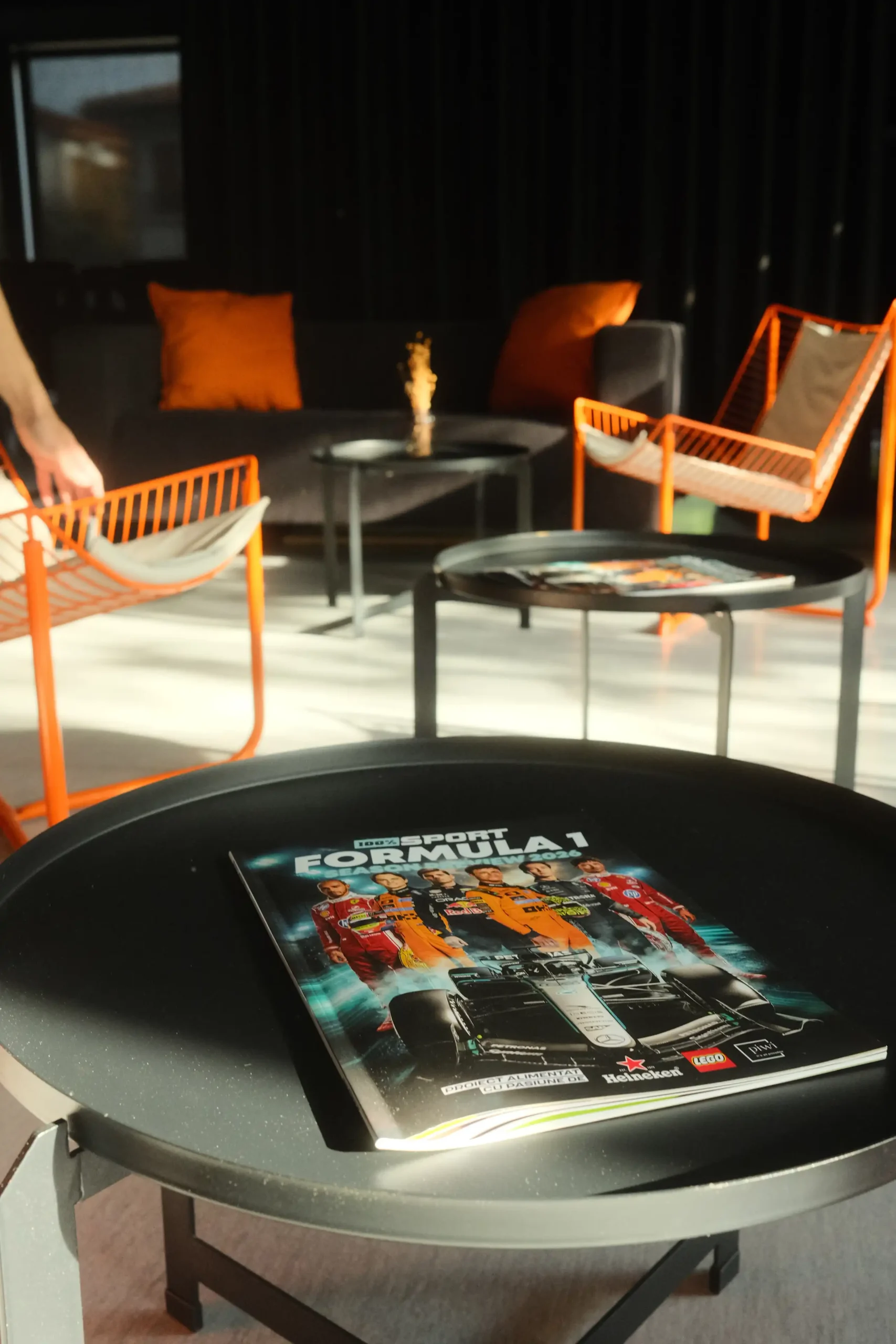 Zone Refresh du VR Coffee Spot — fauteuils, lumière chaude et café pour parents, freelances et familles