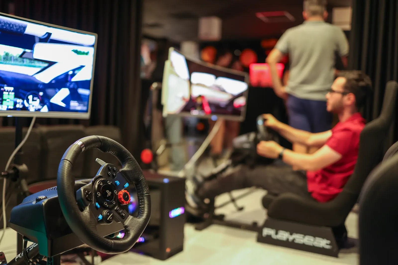 Simulator auto cu force feedback la VR Power Break — pauza de 20 minute la prânz în coworking