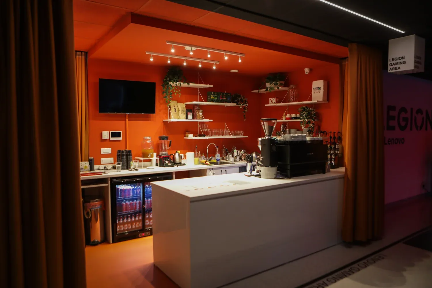 Terasă VR Coffee Spot pentru lunch, iced latte și pauze în Bucureștii Noi