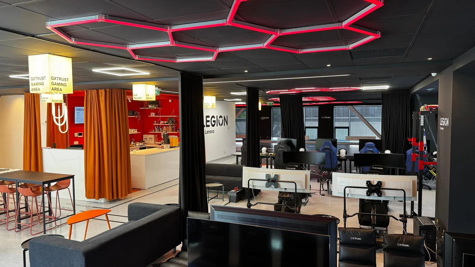 Interiorul Gateway Flow din Bucureștii Noi — zona comună și spațiul modular folosit pentru activități.